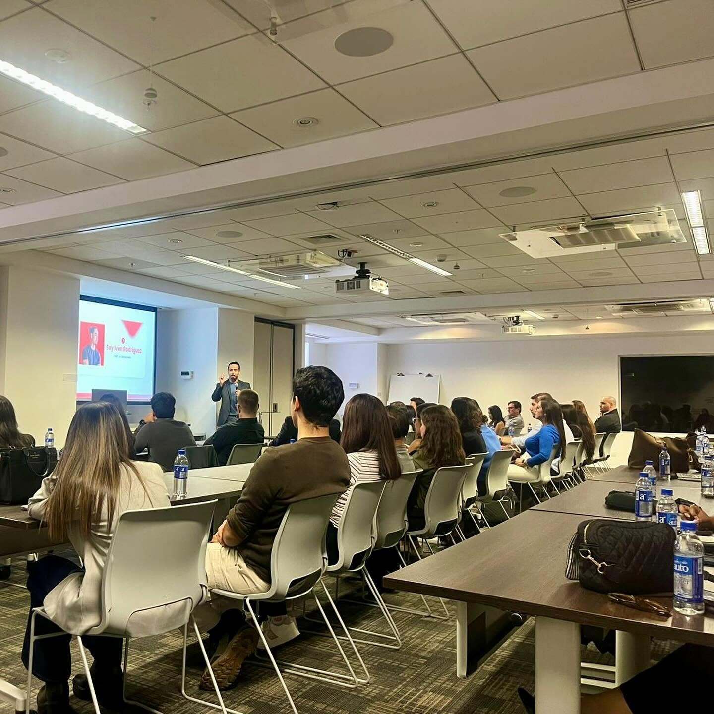 Charla a empresarios junto a la Promotora de Comercio Exterior