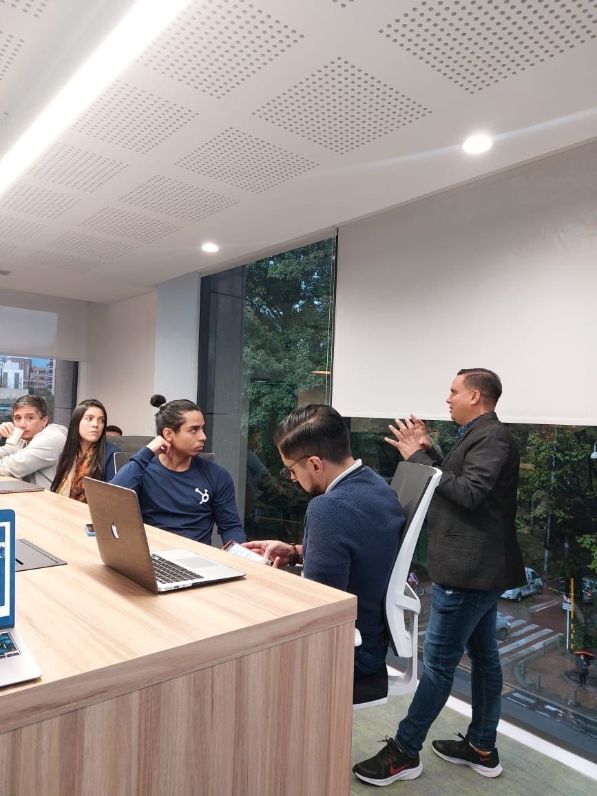 Presentación de Dinterweb en oficinas de HubSpot en Bogotá